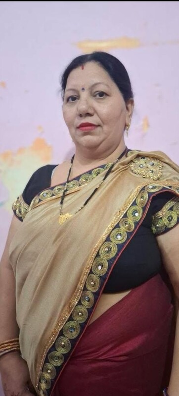 busty aunty in saree changes dress and shows big