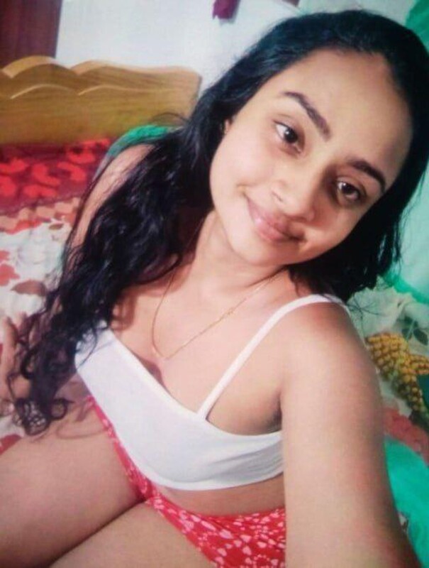 Srilankan girlfriend boobs showing topless
