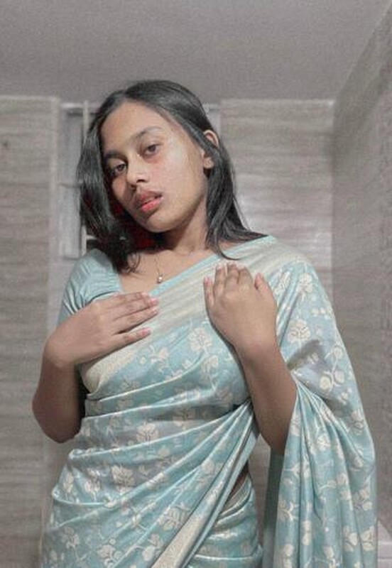 Bengali ladki ka photos shared online by her