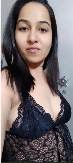 homely Indian girlfriend topless selfies for
