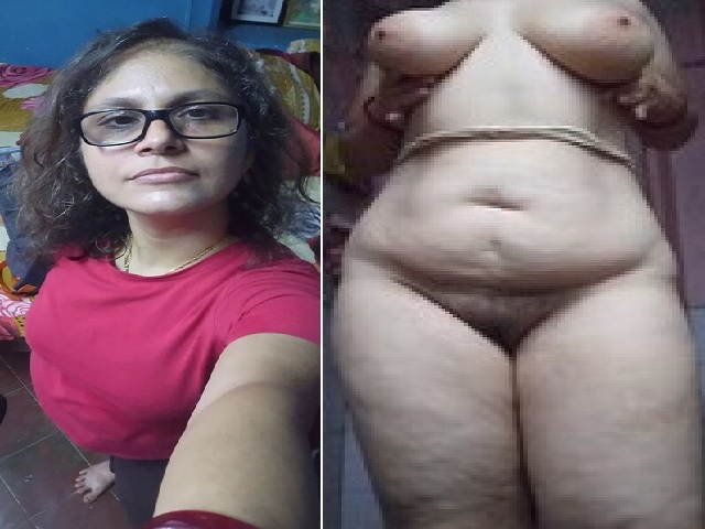 Indian MILF spreading pussy in latest nude video
